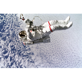 Астронавт Марк Ли в открытом космосе