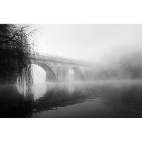 Осенний мост над рекой утром