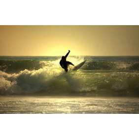 Сёрфингист на гребне волны