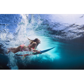 Сёрфингистка под водой