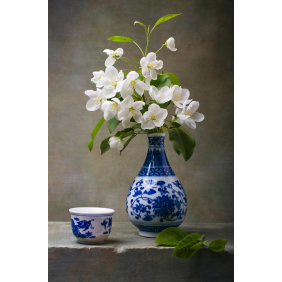 Белый жасмин в синей вазе