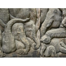Рельефные слоны в камне