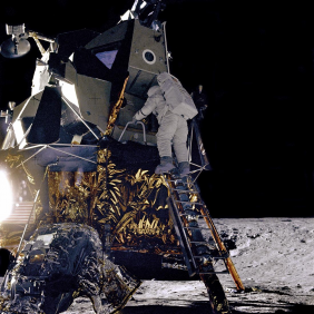 Алан Бин выходит из лунного модуля