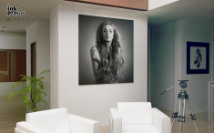 Постер «Черно-белое фото девушки с пышными волосами»
