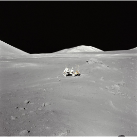 Астронавт Харрисон Шмит идет рядом с луноходом декабрь, 1972 г.