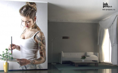 Фотообои «Девушка с татуировками смешивает краски на палитре»