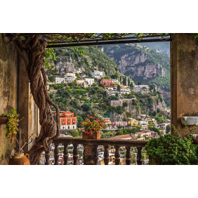 Вид с балкона на чудесный город на скалах