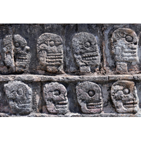 Черепа на стене храма индейцев Майя