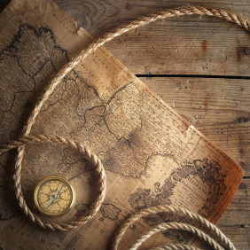 Карта на деревянном столе