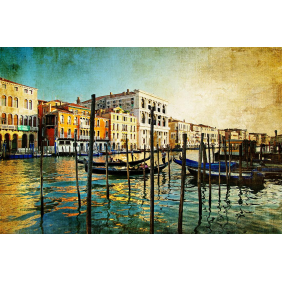 Лодки на канале в Венеции