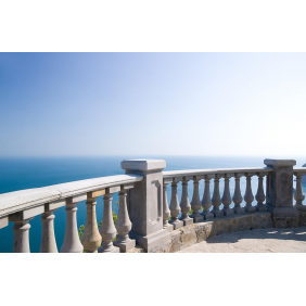 Балкон на высоком морском берегу в прекрасный летний день